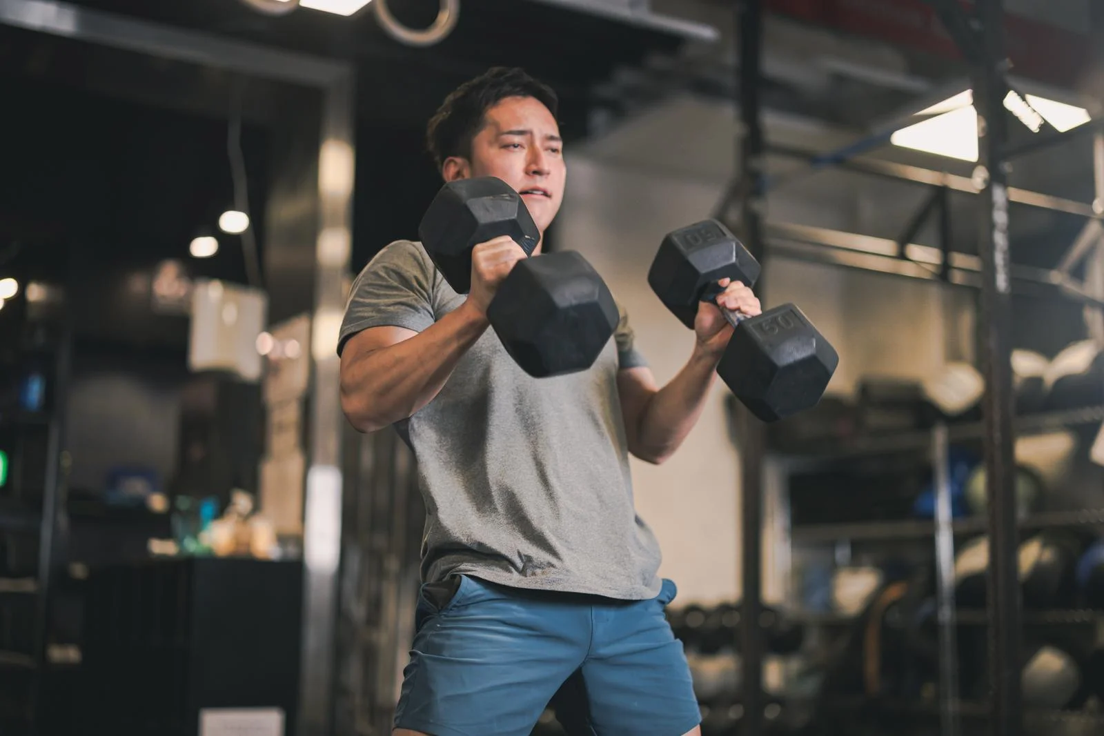 ジムでトレーニングを続けているイメージ