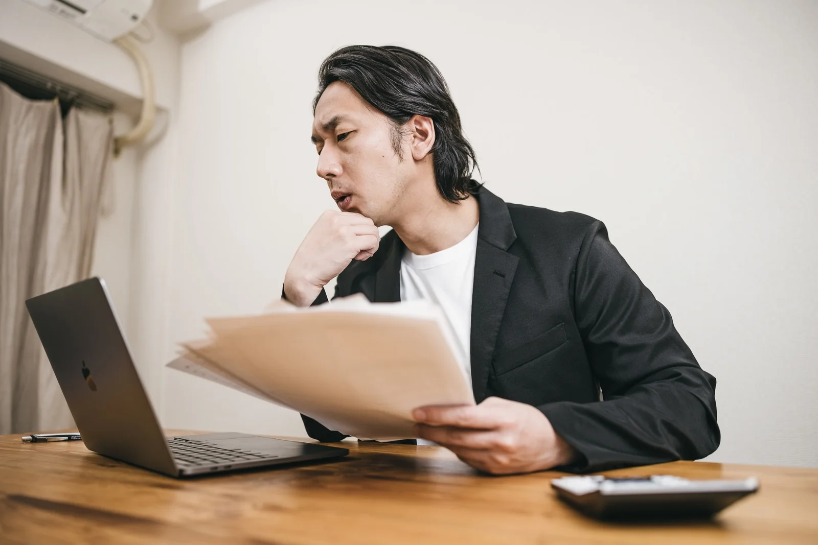 複数の転職エージェントを活用して情報収集するビジネスパーソン