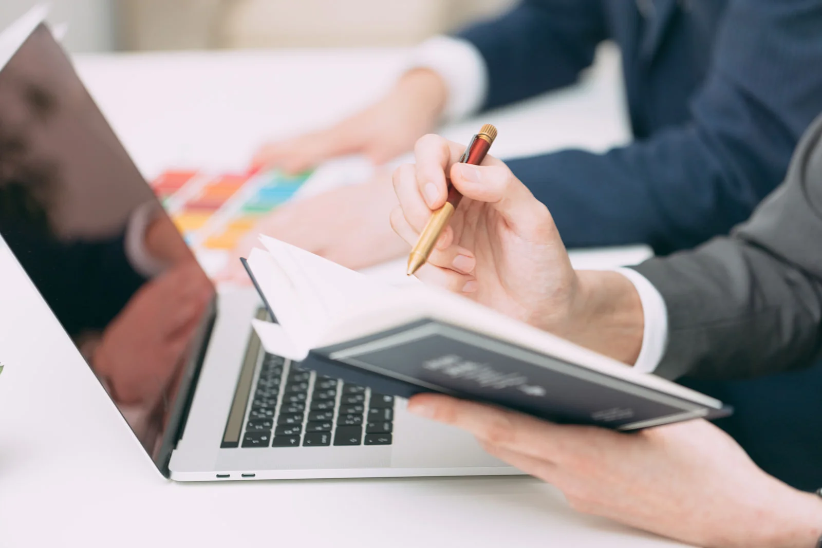 仕事のスケジュールと筋トレを両立する会社員のイメージ